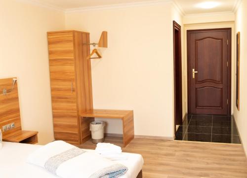 Imagen de la habitación del Hotel Kennedy. Foto 8