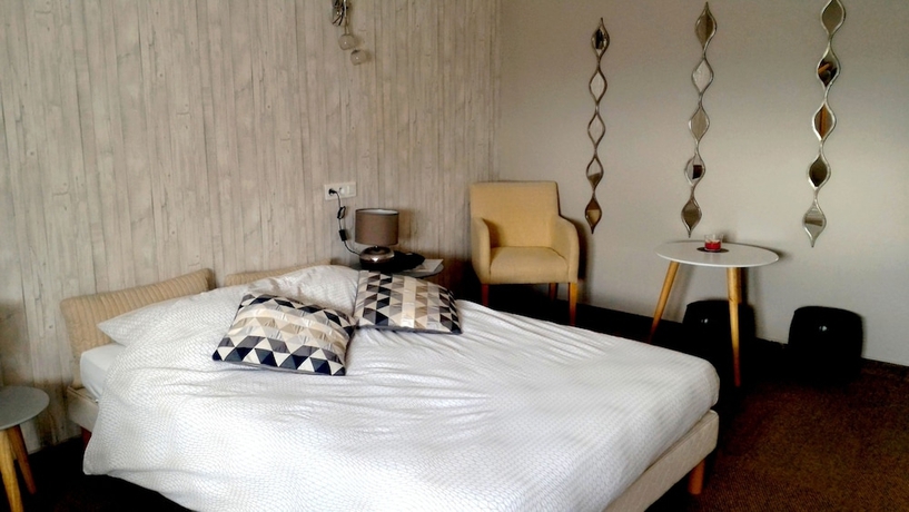 Imagen de la habitación del Hotel L Arcombelle. Foto 17