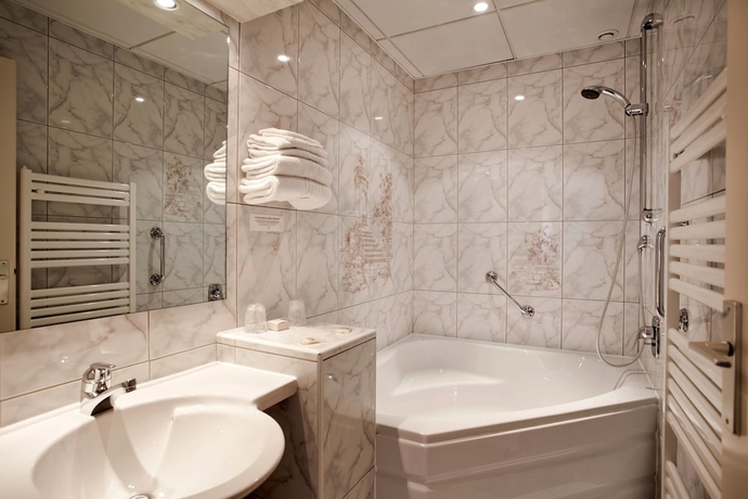 Imagen de la habitación del Hotel L Arcombelle. Foto 19