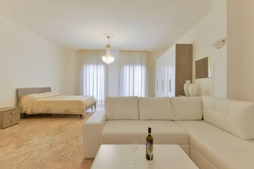 Imagen de la habitación del Hotel La Marina. Foto 6