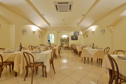 Imagen de la habitación del Hotel La Marina. Foto 8