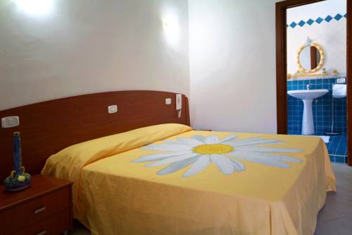 Imagen de la habitación del Hotel La Marina. Foto 9