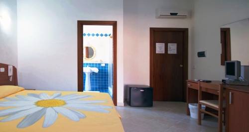 Imagen de la habitación del Hotel La Marina. Foto 10