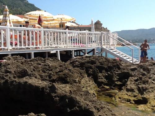 Imagen de la habitación del Hotel La Marina. Foto 13