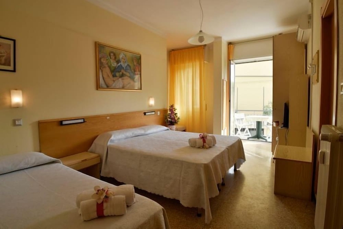 Imagen de la habitación del Hotel La Mediterranea. Foto 9