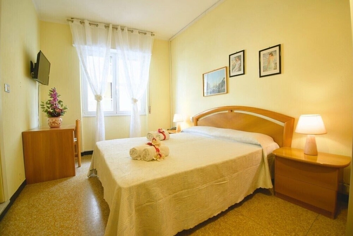 Imagen de la habitación del Hotel La Mediterranea. Foto 12