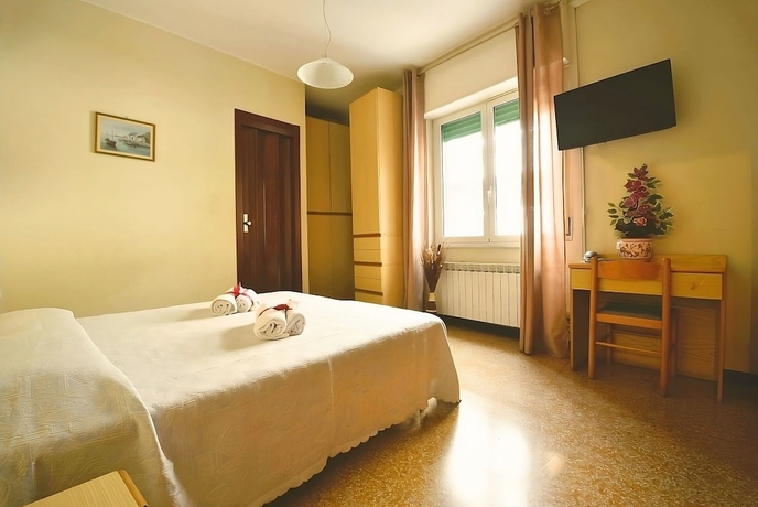 Imagen de la habitación del Hotel La Mediterranea. Foto 13