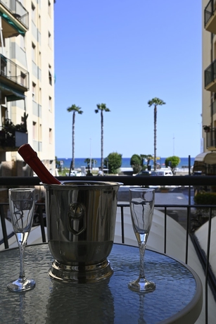 Imagen del bar/restaurante del Hotel La Mediterranea. Foto 4
