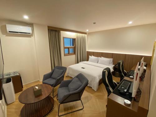 Imagen de la habitación del Hotel Laglas Asan. Foto 18