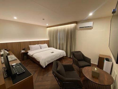Imagen de la habitación del Hotel Laglas Asan. Foto 19