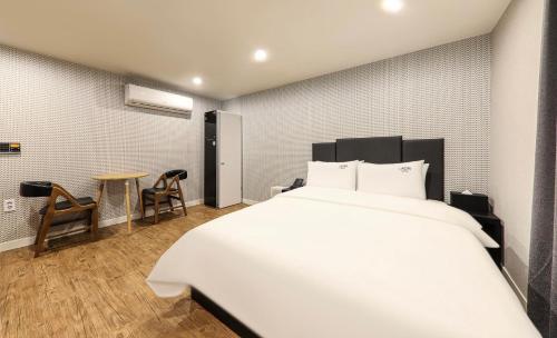 Imagen de la habitación del Hotel Laon. Foto 17