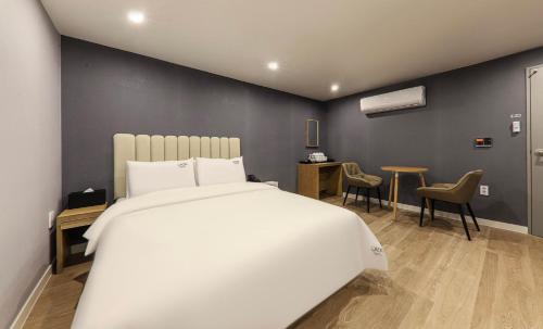 Imagen de la habitación del Hotel Laon. Foto 18