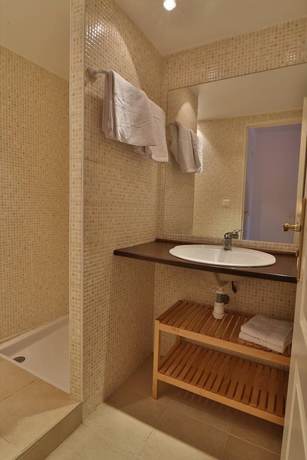 Imagen de la habitación del Hotel Le Jaures. Foto 7