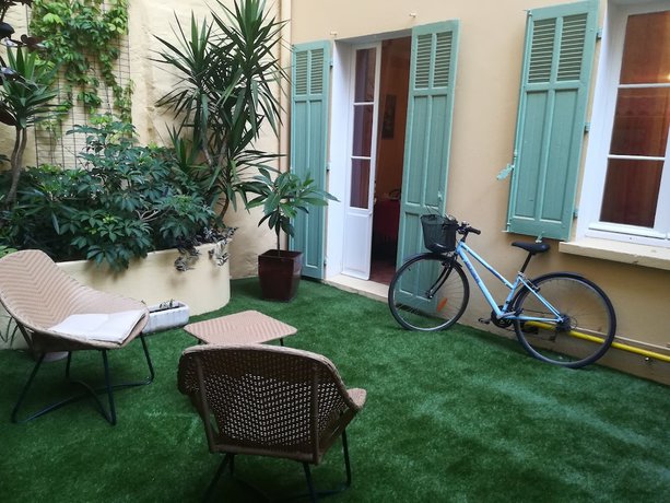 Imagen de la habitación del Hotel Le Jaures. Foto 12