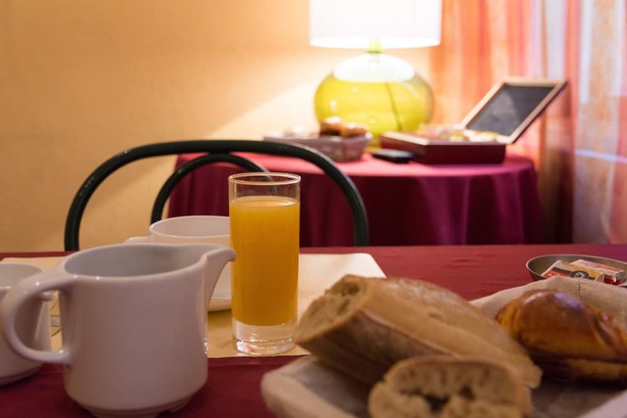 Imagen de la habitación del Hotel Le Jaures. Foto 14