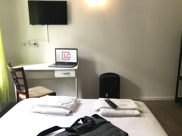 Imagen de la habitación del Hotel Le Saint Quentin. Foto 6