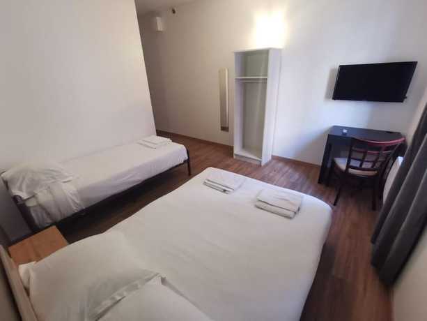 Imagen de la habitación del Hotel Le Saint Quentin. Foto 8