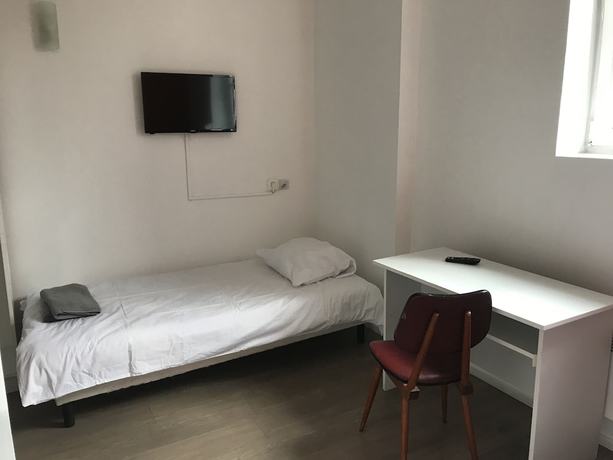 Imagen de la habitación del Hotel Le Saint Quentin. Foto 10
