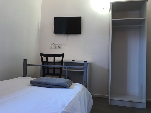 Imagen de la habitación del Hotel Le Saint Quentin. Foto 13