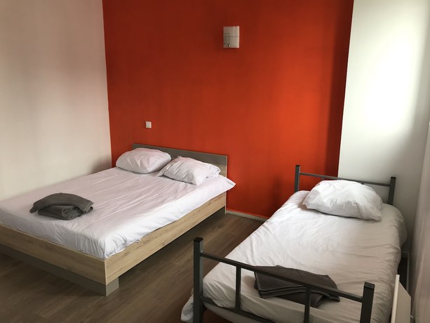 Imagen de la habitación del Hotel Le Saint Quentin. Foto 17