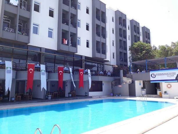 Imagen de la piscina del Hotel Leon, Foca. Foto 19