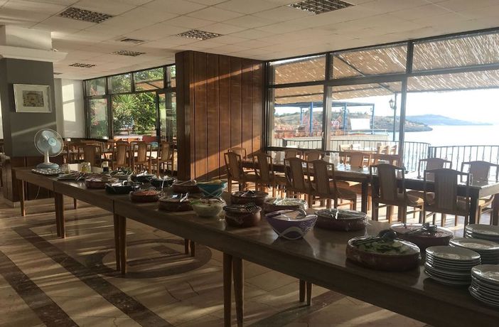 Imagen del bar/restaurante del Hotel Leon, Foca. Foto 2