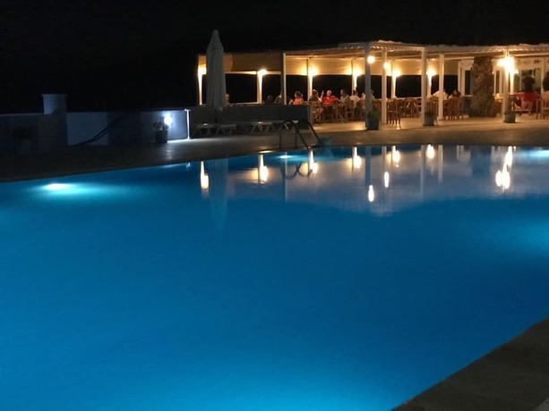 Imagen de la piscina del Hotel Leon, Foca. Foto 20