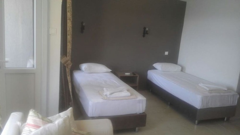 Imagen de la habitación del Hotel Leon, Foca. Foto 7