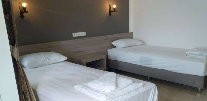 Imagen de la habitación del Hotel Leon, Foca. Foto 8