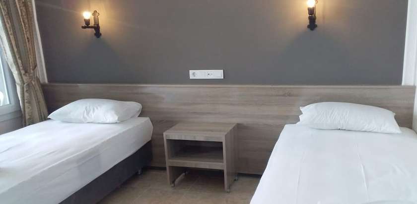 Imagen de la habitación del Hotel Leon, Foca. Foto 10