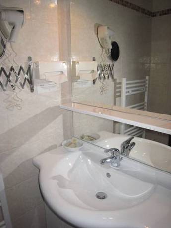 Imagen de la habitación del Hotel Les Alpes. Foto 14