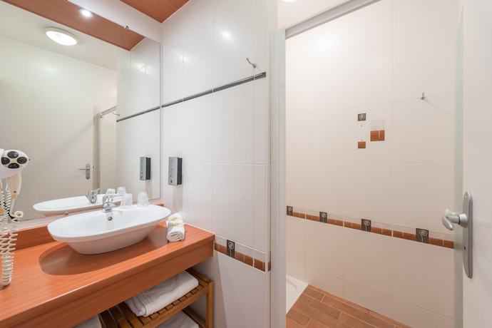 Imagen de la habitación del Hotel Les Trois Marchands. Foto 6