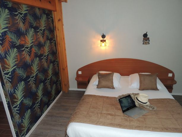 Imagen de la habitación del Hotel Les Trois Marchands. Foto 9
