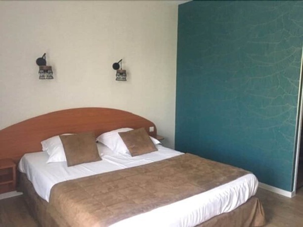 Imagen de la habitación del Hotel Les Trois Marchands. Foto 10