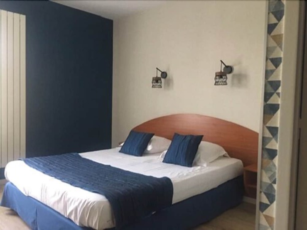 Imagen de la habitación del Hotel Les Trois Marchands. Foto 11