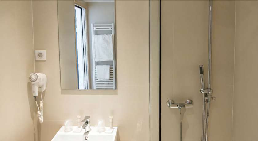 Imagen de la habitación del Hotel Les Voyageurs. Foto 10