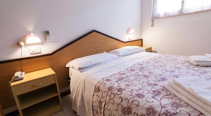 Imagen de la habitación del Hotel Levante. Foto 14