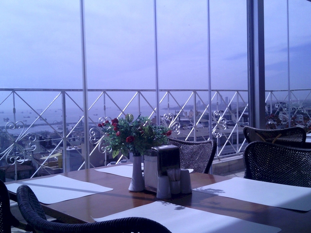 Imagen del bar/restaurante del Hotel Linda. Foto 4