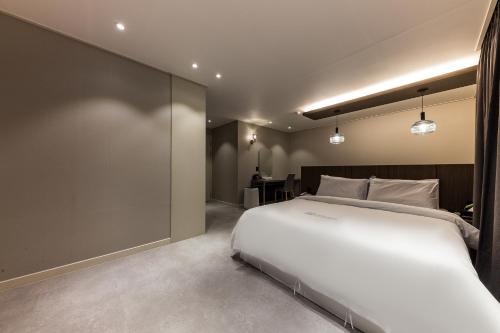 Imagen de la habitación del Hotel Lium. Foto 16