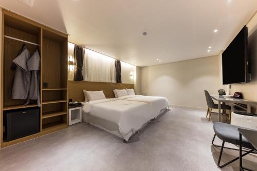 Imagen de la habitación del Hotel Lium. Foto 18