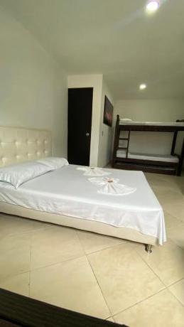 Imagen de la habitación del Hotel Los &Aacute;ngeles, Bello. Foto 13