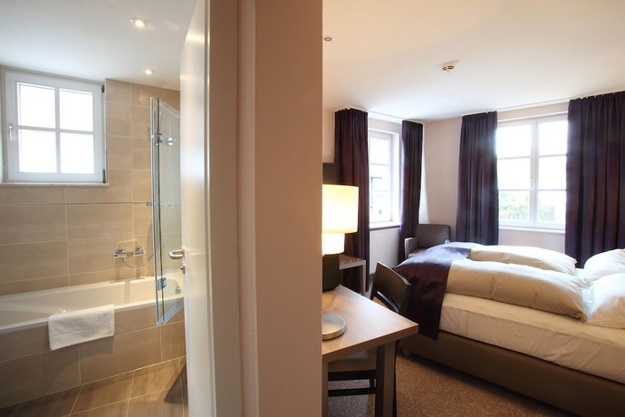 Imagen de la habitación del Hotel MainChateau. Foto 4
