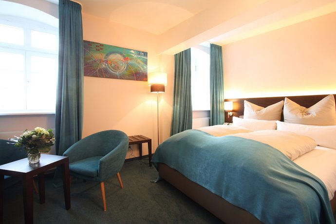 Imagen de la habitación del Hotel MainChateau. Foto 8