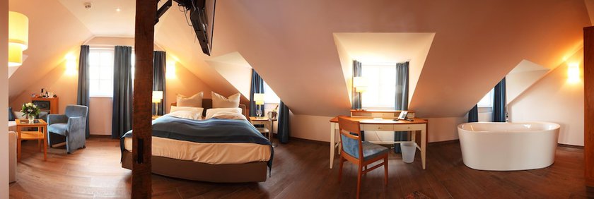 Imagen de la habitación del Hotel MainChateau. Foto 9