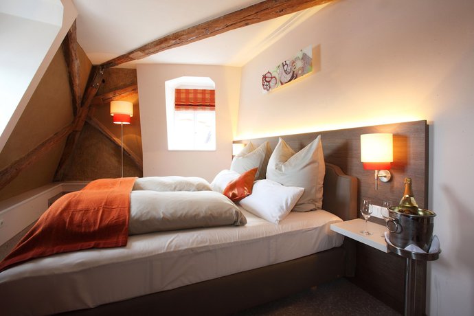 Imagen de la habitación del Hotel MainChateau. Foto 13