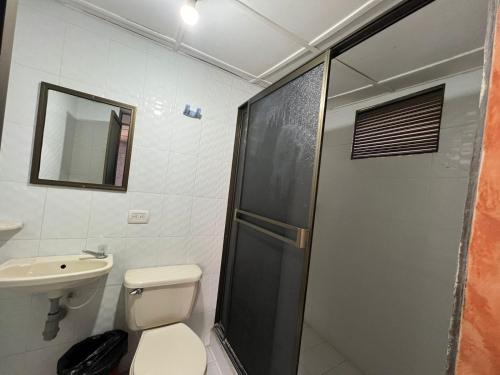 Imagen de la habitación del Hotel Mardol Frente al terminal. Foto 19