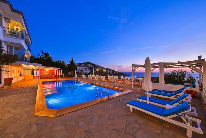 Imagen de la piscina del Hotel Mavilim. Foto 19