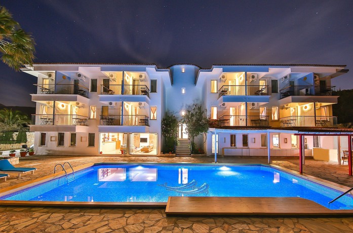 Imagen de la piscina del Hotel Mavilim. Foto 20