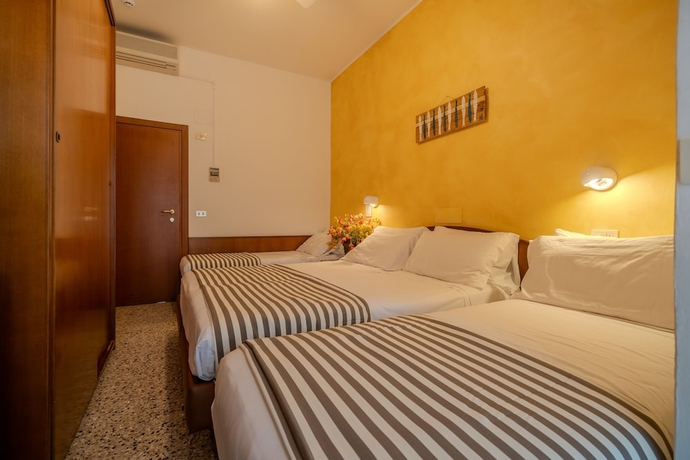 Imagen de la habitación del Hotel Mia. Foto 15