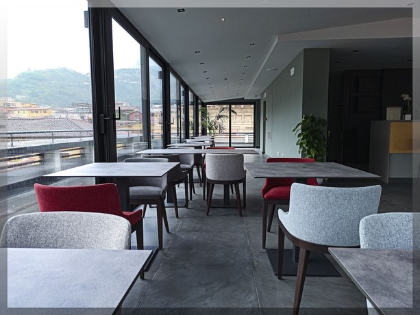 Imagen del bar/restaurante del Hotel Michelangelo, Carrara. Foto 2